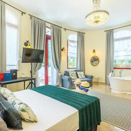 Otel Ciutat Jardi 4*